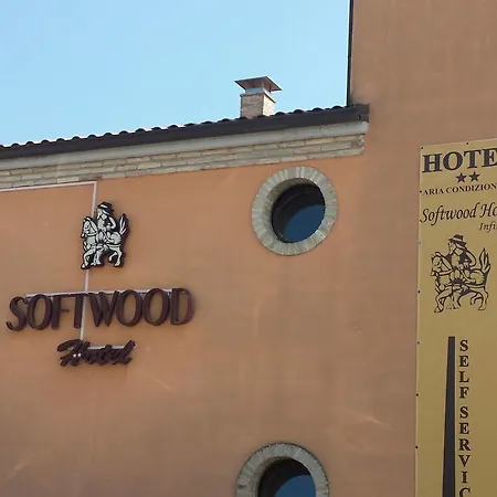 Softwood מלון